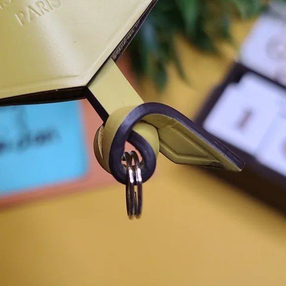 GREAT CONDITION LOUIS VUITTON LV PISTACHE YELLOW GREEN LIME LEATHER CLOCHETTE KE - Picture 10 of 10